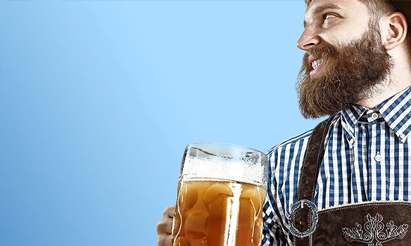 coma Kundenprojekt Paulaner Teaser Mann in Tracht mit Bier